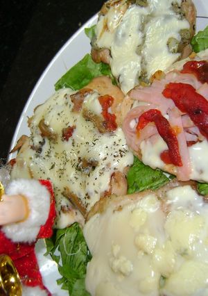 Una foto de Pechugas de pollo y patas deshuesadas a la pizza