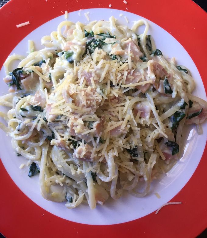 Una foto de Spaguetti de espinaca y jamón