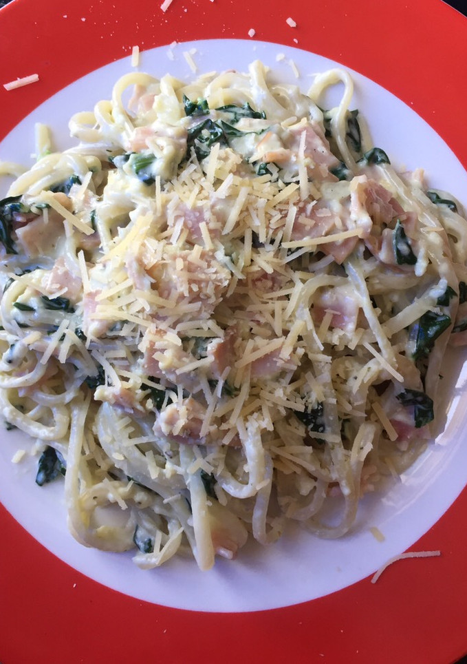 Una foto de Spaguetti de espinaca y jamón