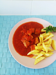 Una foto de Carne de cerdo con tomate🍅🍖