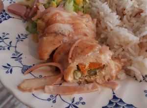 Una foto de Pechuga rellena con ensalada tropical 😍