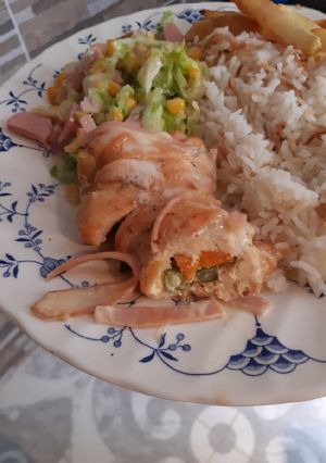 Una foto de Pechuga rellena con ensalada tropical 😍