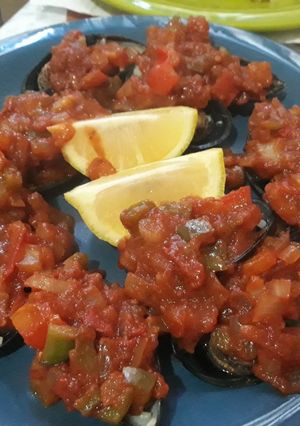 Una foto de Mejillones con salsa de Tomate y un toque de picante