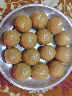 बेसन के लड्डू (besan ke ladoo recipe in Hindi) रेसिपी मुख्य फोटो