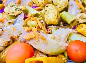 Una foto de ENTRADA FRÍA DE FIDEOS MOSTACHOL Y POLLO (con condimento cremoso y crutones) 🥗🥙🥗