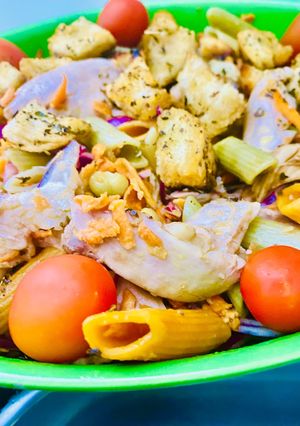 Una foto de ENTRADA FRÍA DE FIDEOS MOSTACHOL Y POLLO (con condimento cremoso y crutones) 🥗🥙🥗