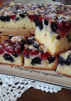 Zdjęcie przepisu CIASTO z borówkami amerykańskimi i malinami.