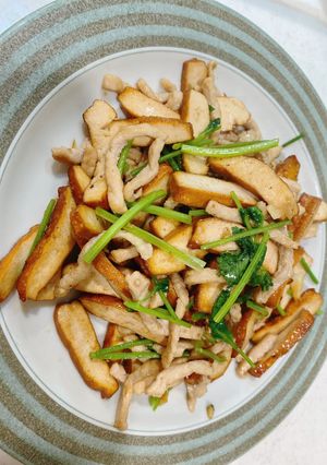 豆乾香根炒肉絲 的食譜成品照片
