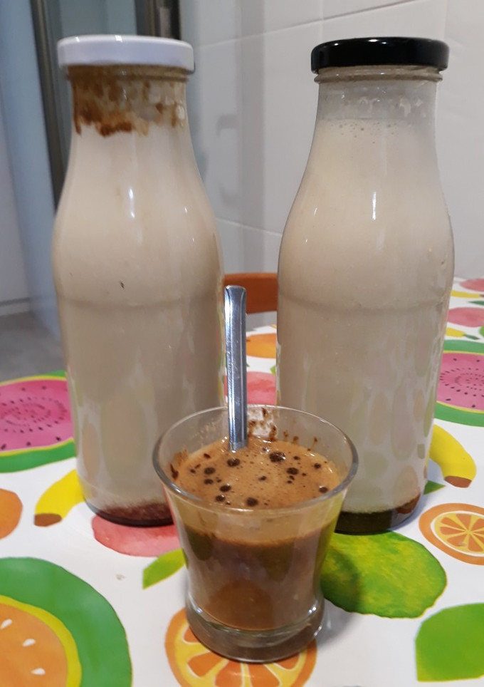 Una foto de Bebida vegetal casera de lino y nueces
