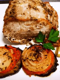 Una foto de Lomo de cerdo con berenjenas al horno