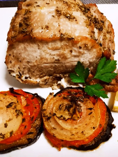 Una foto de Lomo de cerdo con berenjenas al horno
