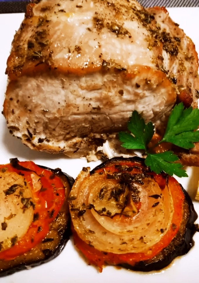 Una foto de Lomo de cerdo con berenjenas al horno