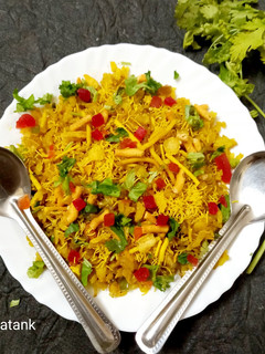 ઇન્દોરી પૌવા (Indori Pauva Recipe In Gujarati) રેસીપી મુખ્ય ફોટો