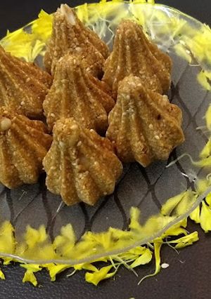 A picture of Seasame Peanut Modak.