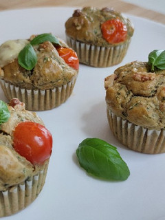 Foto di MUFFINS salati alle noci e basilico, con cuore di formaggio