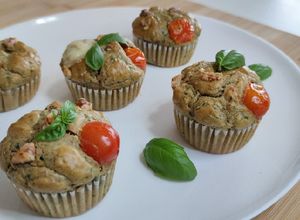 Foto di MUFFINS salati alle noci e basilico, con cuore di formaggio