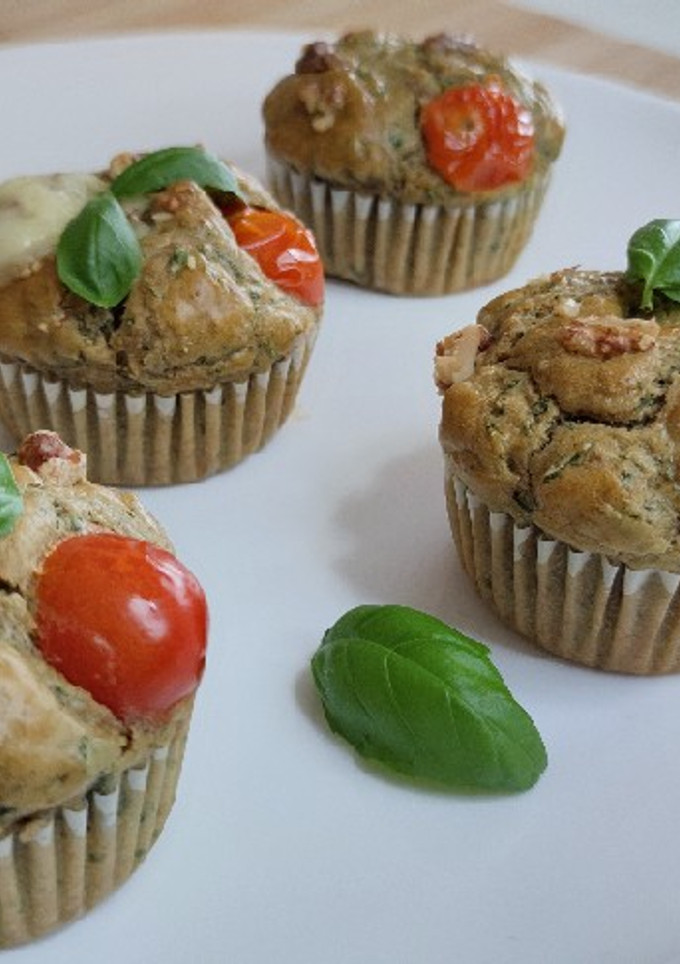Foto di MUFFINS salati alle noci e basilico, con cuore di formaggio