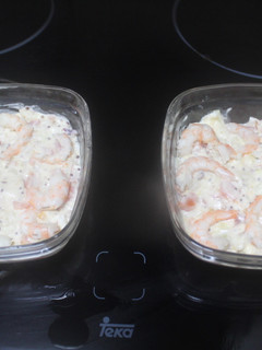 Una foto de Ensalada de manzana con huevo y gambas saladas