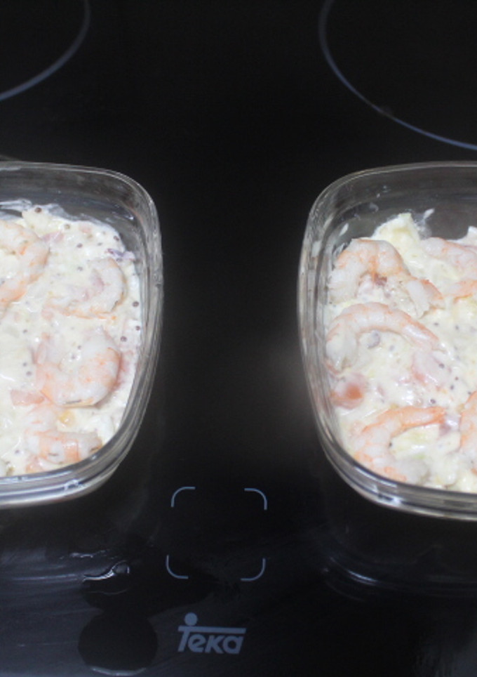 Una foto de Ensalada de manzana con huevo y gambas saladas
