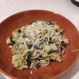 Pasta con calabacín, hummus y piñones