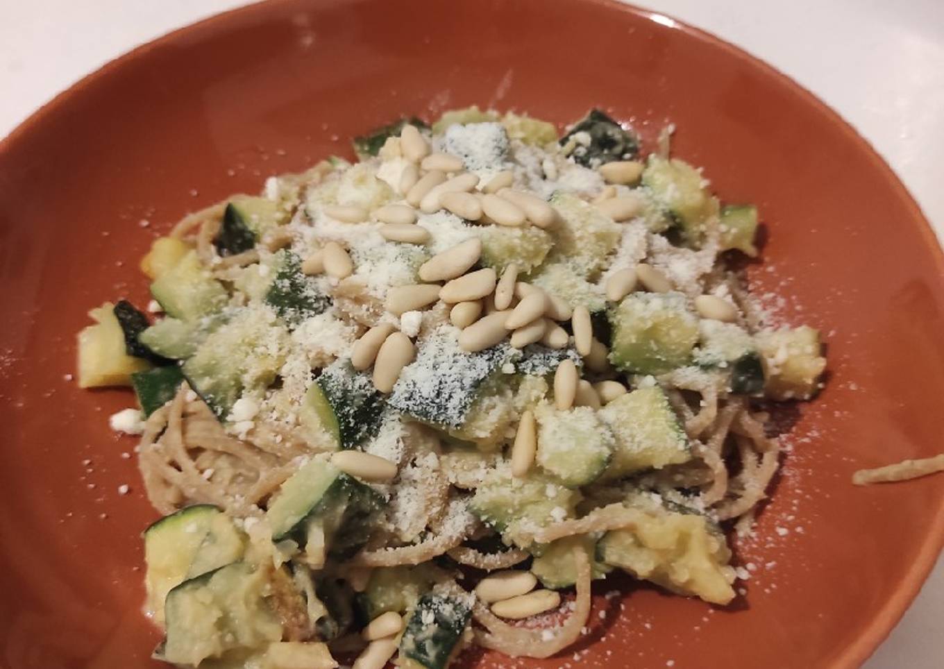 Pasta con calabacín, hummus y piñones