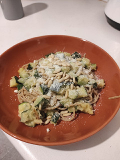 Una foto de Pasta con calabacín, hummus y piñones