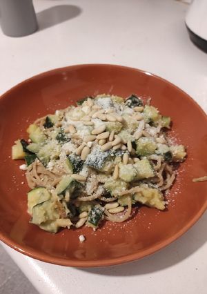 Foto principal de Pasta con calabacín, hummus y piñones