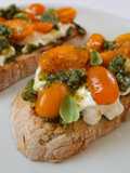 Tosta de Burrata cremosa com Pesto de Pistácio e Tomate Laranja