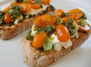 Foto de Tosta de Burrata cremosa com Pesto de Pistácio e Tomate Laranja