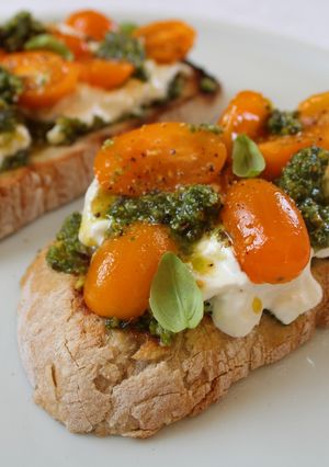 Foto de Tosta de Burrata cremosa com Pesto de Pistácio e Tomate Laranja