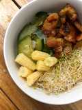 Bowl de cerdo frito, zuquini, alfalfa y elote baby 🍲