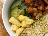 Bowl de cerdo frito, zuquini, alfalfa y elote baby 🍲