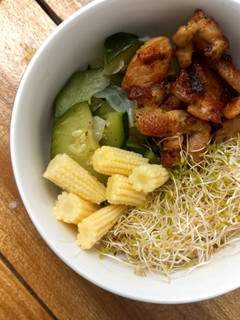 Una foto de Bowl de cerdo frito, zuquini, alfalfa y elote baby 🍲