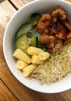 Una foto de Bowl de cerdo frito, zuquini, alfalfa y elote baby 🍲