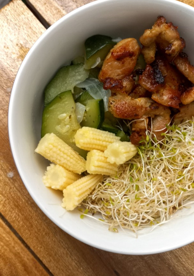 Una foto de Bowl de cerdo frito, zuquini, alfalfa y elote baby 🍲