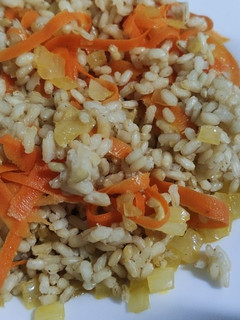 Una foto de Arroz integral con verduras