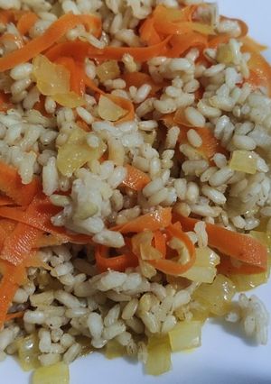 Una foto de Arroz integral con verduras