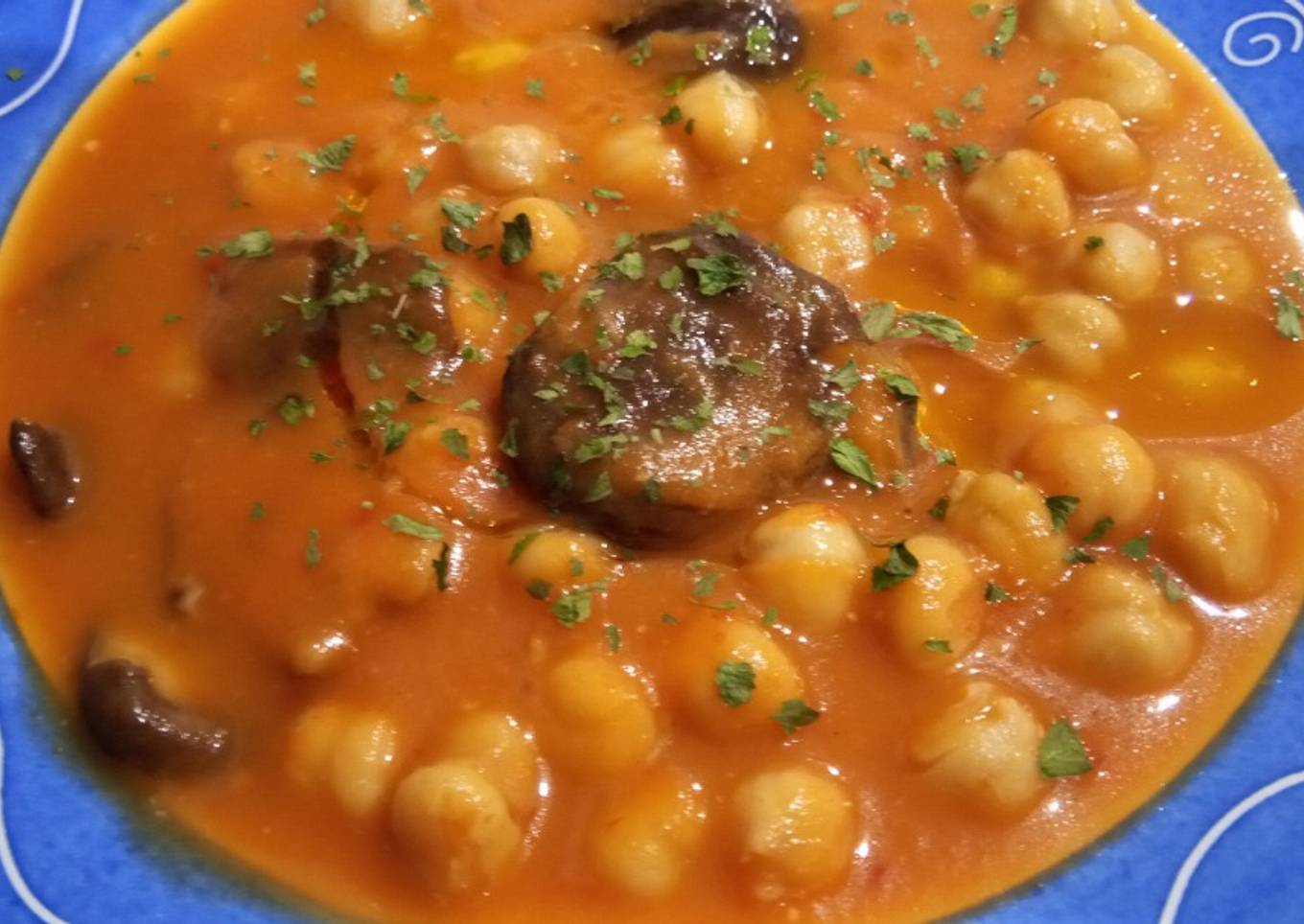 Garbanzos con Shiitake en Crema de Tomate y Zanahoria con Esenci