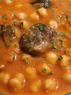 Una foto de Garbanzos con Shiitake en Salsa de Tomate y Zanahoria