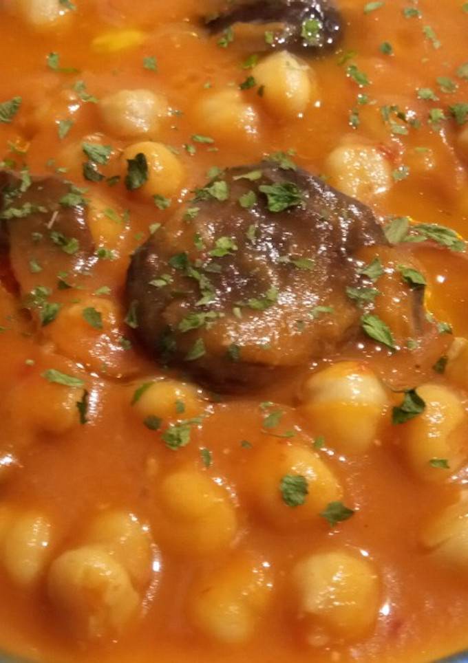 Una foto de Garbanzos con Shiitake en Salsa de Tomate y Zanahoria