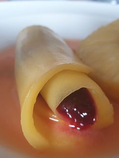 Una foto de Canelón de mango con compota de frutos rojos y salsa de frutas🍓