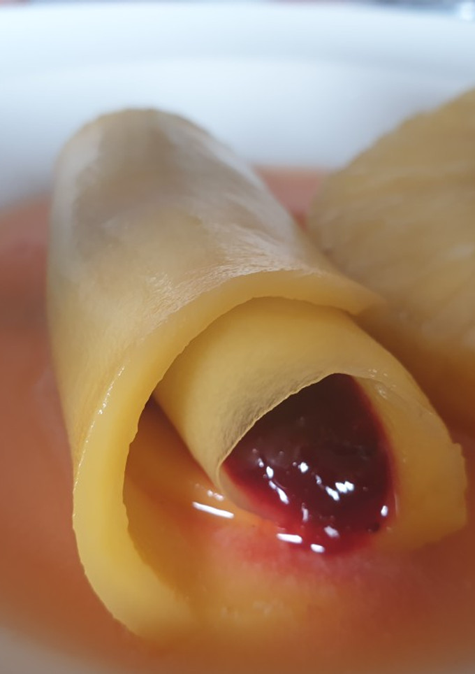 Una foto de Canelón de mango con compota de frutos rojos y salsa de frutas🍓