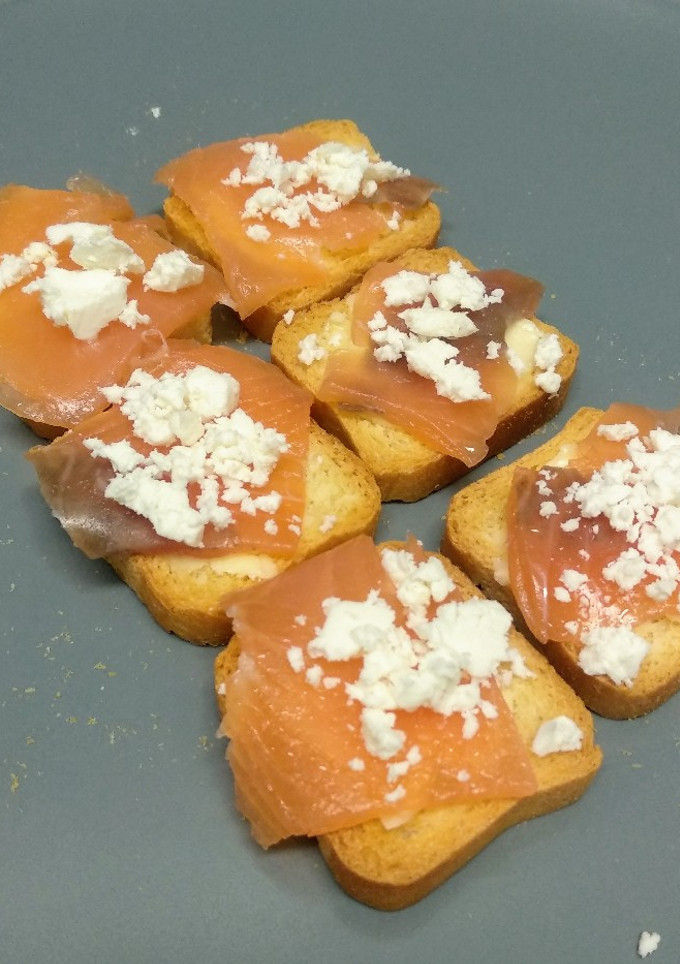 Una foto de Tostadas de salmón y queso feta