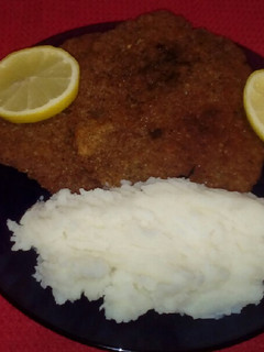 Una foto de Milanesas de Carne con Puré de Patatas