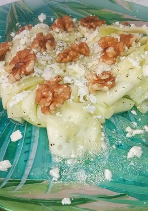 Foto principal de Ensalada de calabacín, feta y nueces