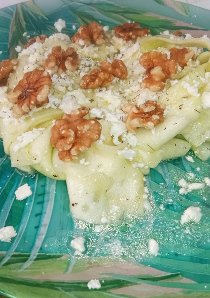 Una foto de Ensalada de calabacín, feta y nueces