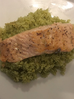 Una foto de Salmón a la Mantequilla acompañado de Arroz Verde