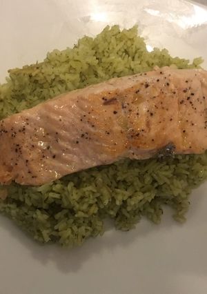 Una foto de Salmón a la Mantequilla acompañado de Arroz Verde
