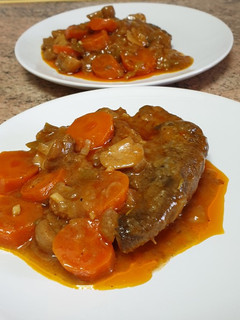 Una foto de Casi cachopo en salsa de vino con champiñones
