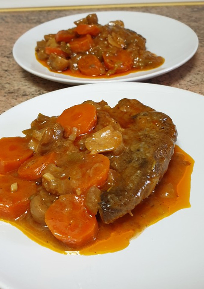 Una foto de Casi cachopo en salsa de vino con champiñones